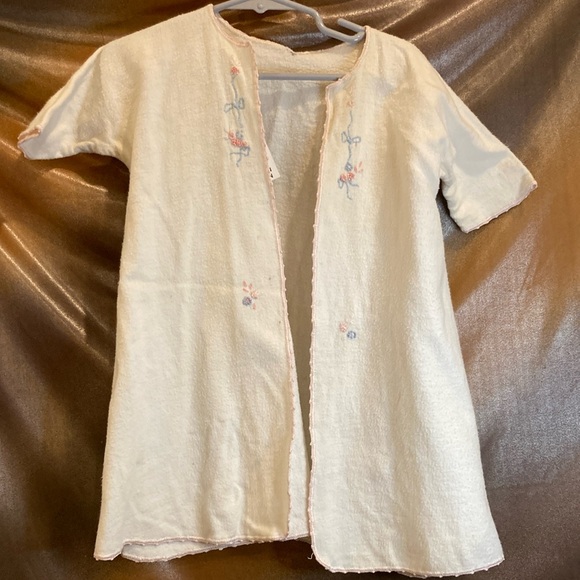 Vintage Embroidered Cream 1930’s cotton flannel. Box A - Picture 1 of 5